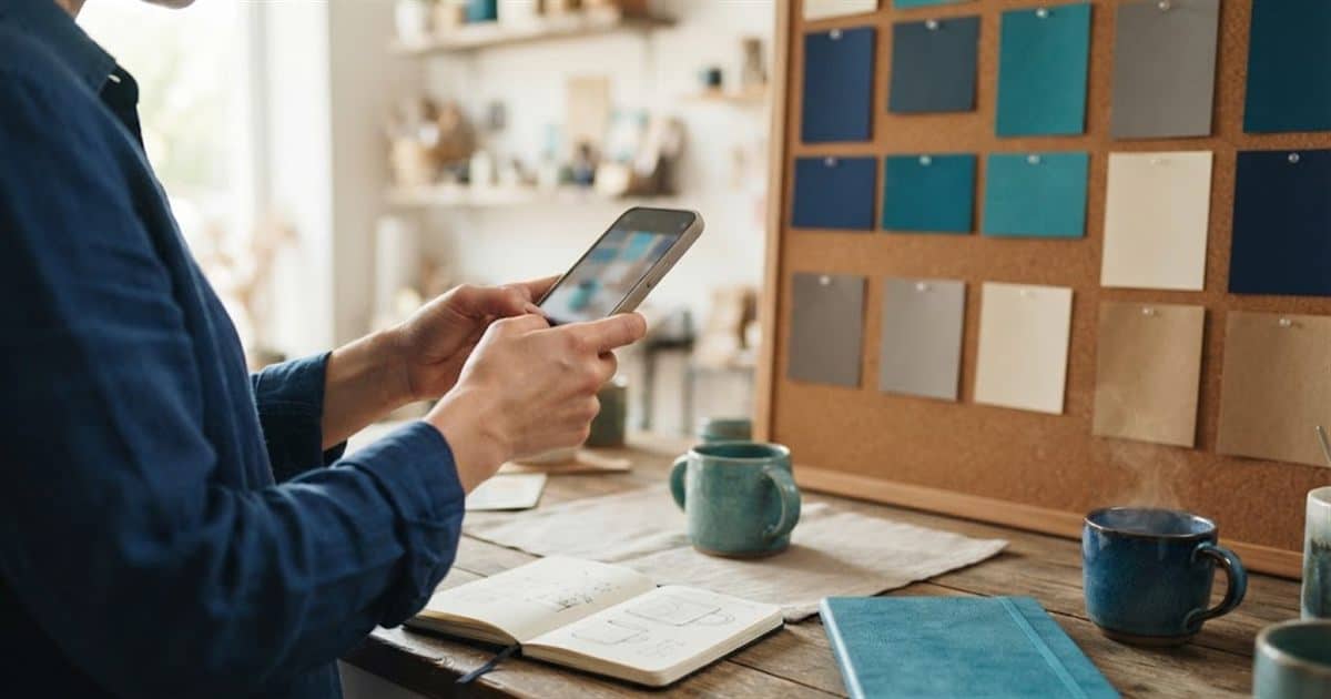 Sosyal medya yönetimi: telefonla ürün çeken dükkân sahibi